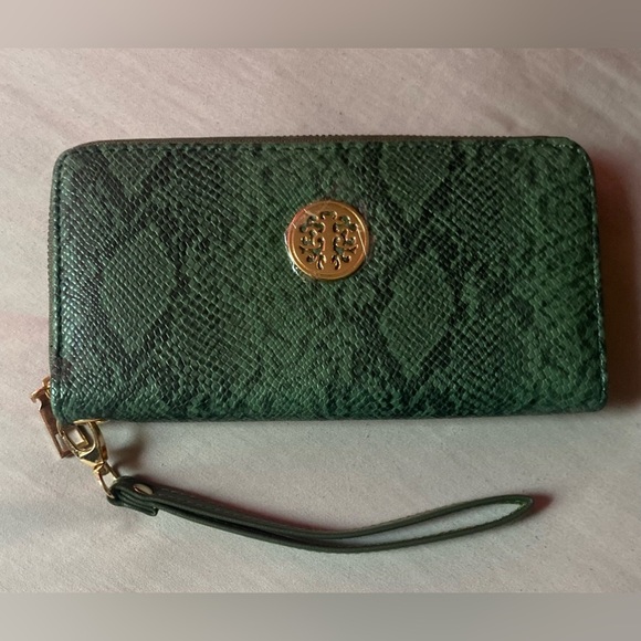 Green Wallet - Picture 1 of 2